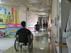 疑似体験として車いすに乗車し自走しています！